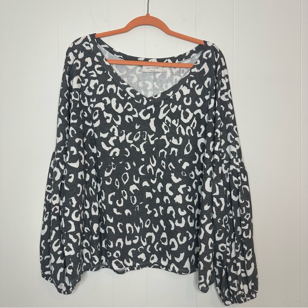 Saints & Hearts XXL Gray Leopard Print Shirt White Tunic Top Long Sleeve Sweater